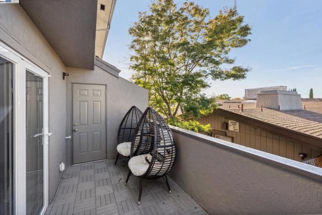 2106 Otis Dr, Alameda CA: https://media.crmls.org/mediaz/74b04728-ba7b-4eb8-9a78-41c3f57b110a.jpg