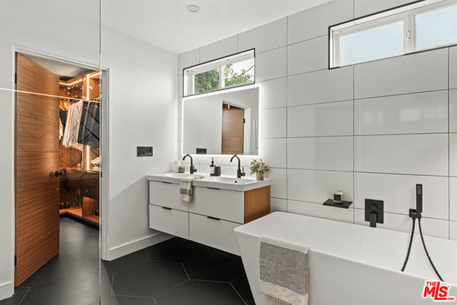 5831 Elba Place, Woodland Hills CA: https://media.crmls.org/mediaz/74b13ac1-ccf6-4729-8460-033de7939ab1.jpg