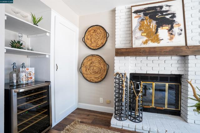 2329 Sweetwater Dr, Martinez CA: https://media.crmls.org/mediaz/74b28530-c32f-40d8-bf94-e0a80ec14577.jpg