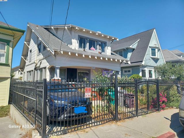 3873 West St, Oakland CA: https://media.crmls.org/mediaz/74b2c249-2a69-4d3d-a781-7d9124db712e.jpg