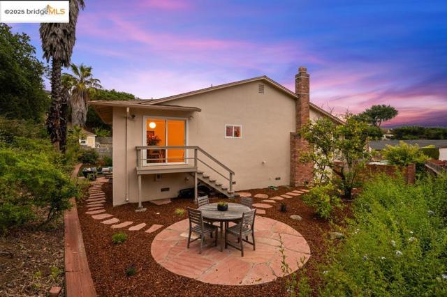21 Maggiora Ct, Oakland CA: https://media.crmls.org/mediaz/74b331a1-aa5f-49f8-95e4-c0e12e5a23b1.jpg