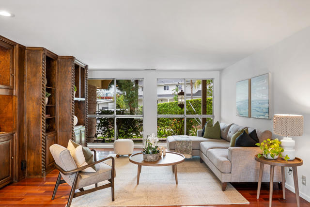 5324 Felice Place, Woodland Hills CA: https://media.crmls.org/mediaz/74b41543-f90a-4927-99da-e2a2d466f0d5.jpg