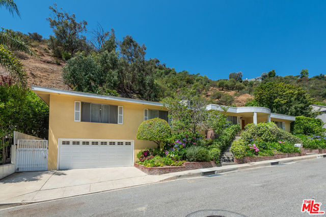 1109 Chantilly Road, Los Angeles CA: https://media.crmls.org/mediaz/74b449e7-1ac9-4e64-888f-2c5142347bf6.jpg