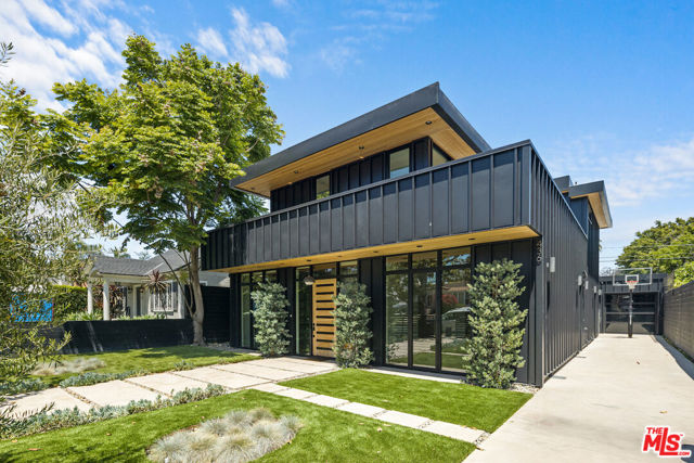 436 N Plymouth Boulevard, Los Angeles CA: https://media.crmls.org/mediaz/74b46cd1-0932-4ee6-a35b-471e3b571f04.jpg