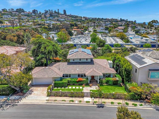 1211 W Muirlands Dr, La Jolla CA: https://media.crmls.org/mediaz/74b4b05f-4ef0-4c6d-bbb5-20c19845e634.jpg