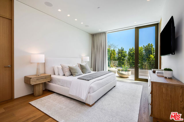 9016 Thrasher Avenue, Los Angeles CA: https://media.crmls.org/mediaz/74b522c3-d9fb-4372-a00b-669f08ea5550.jpg