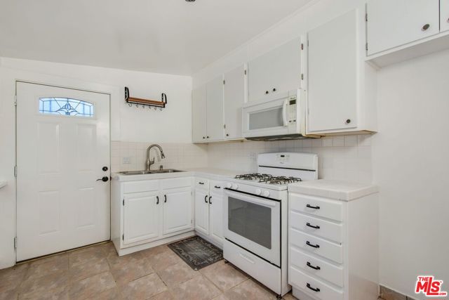 7231 Vanalden Avenue, Reseda CA: https://media.crmls.org/mediaz/74b530d8-e805-490f-814f-ec99b3cdb846.jpg