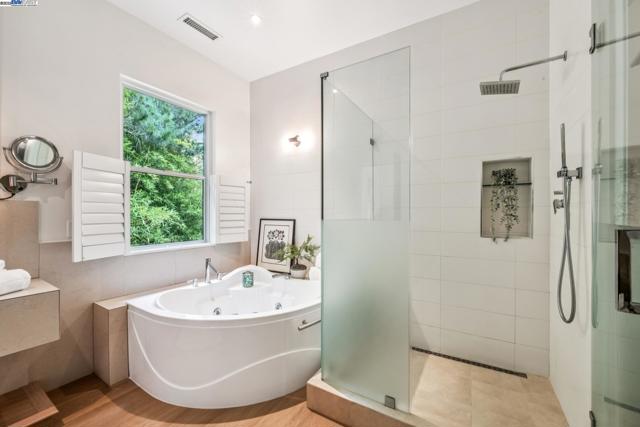 2005 TUNNEL RD, Oakland CA: https://media.crmls.org/mediaz/74b55eff-3767-4a8c-b4ba-c9d4f996ed11.jpg