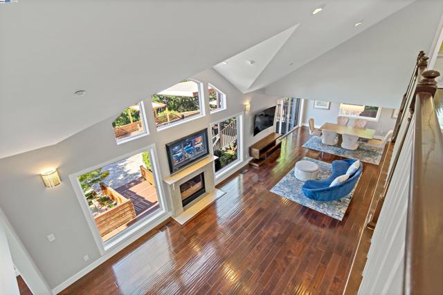 25444 University Ct, Hayward CA: https://media.crmls.org/mediaz/74b6ec71-1b4e-43e0-b685-55afd62024e7.jpg