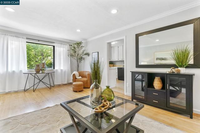 3348 Betty Ln, Lafayette CA: https://media.crmls.org/mediaz/74b84a5a-4e13-450a-a130-324e4e1dd855.jpg