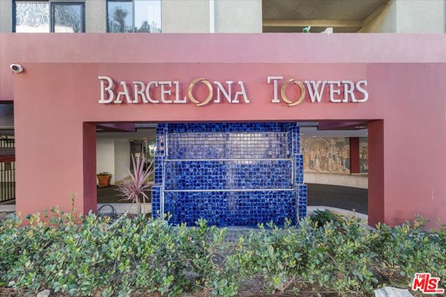 625 S Berendo Street, Los Angeles CA: https://media.crmls.org/mediaz/74b996e9-381d-44f6-9965-0a1bc06839ad.jpg