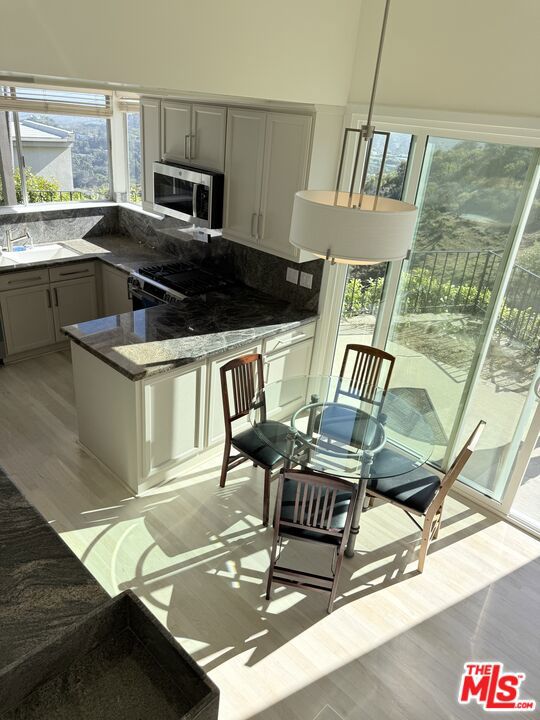 1475 N Kenter Avenue, Los Angeles CA: https://media.crmls.org/mediaz/74b999e5-ab60-4bf4-8dcf-255e65d3b63a.jpg