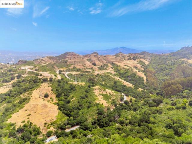 5950 Grizzly Peak Blvd, Oakland CA: https://media.crmls.org/mediaz/74b9b0e0-cc2e-4534-926a-a5a368788c0b.jpg