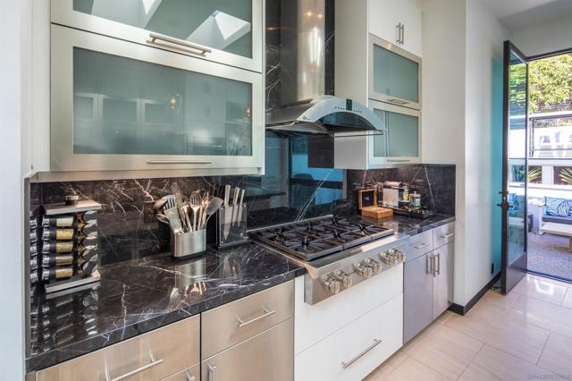 3515 Union St, San Diego CA: https://media.crmls.org/mediaz/74bb025f-f4d4-4a5e-b915-d3e3283ff83a.jpg