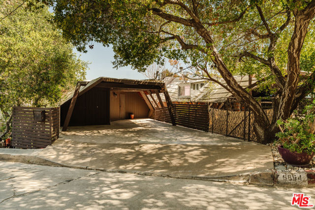 6894 Pacific View Drive, Los Angeles CA: https://media.crmls.org/mediaz/74bb9463-7dba-4a97-b243-53862c6f12e7.jpg