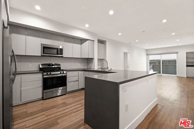 1515 Colby, Los Angeles CA: https://media.crmls.org/mediaz/74bc4a0a-8da1-4a67-ad4d-746cdea0db6d.jpg