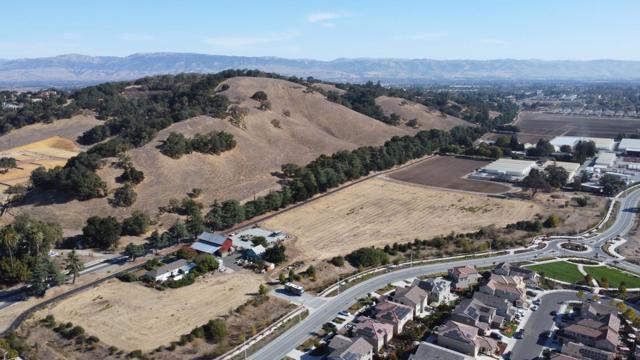 2480 Hecker Pass Road, Gilroy CA: https://media.crmls.org/mediaz/74bc6ff9-09b4-4518-b859-c0aa2cb28aa2.jpg