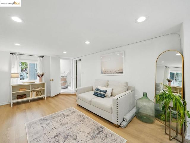 3712 Maple AVE, Oakland CA: https://media.crmls.org/mediaz/74bcb000-4581-424e-a6e8-e9682e481cec.jpg
