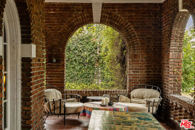 1130 Westchester Place, Los Angeles CA: https://media.crmls.org/mediaz/74bcb05c-b912-4f9e-a5e4-7784278eb6ac.jpg