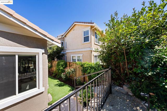 881 Inverness Ln, Brentwood CA: https://media.crmls.org/mediaz/74bcca9b-a673-4da0-9fb5-f35f76adf208.jpg
