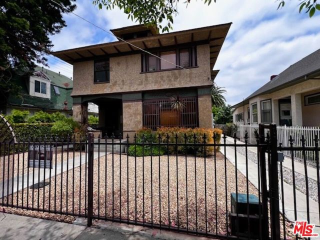 2108 Oak Street, Los Angeles CA: https://media.crmls.org/mediaz/74bd3064-3982-4d54-bf4f-1d63a404285a.jpg