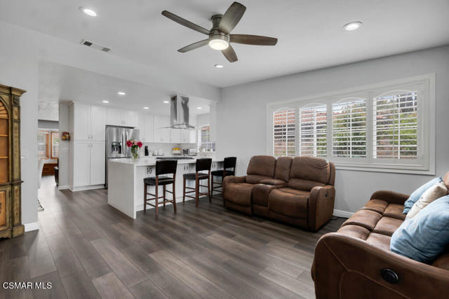 6211 Anastasia Street, Simi Valley CA: https://media.crmls.org/mediaz/74bea5a0-67c3-4b8a-a824-ef08a17b2a1b.jpg