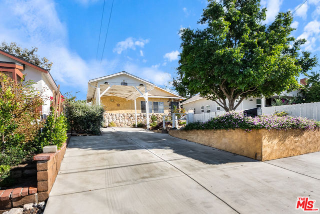 10626 Mountair Avenue, Tujunga CA: https://media.crmls.org/mediaz/74bfdbde-9379-4cf2-bcda-a963e8e32193.jpg