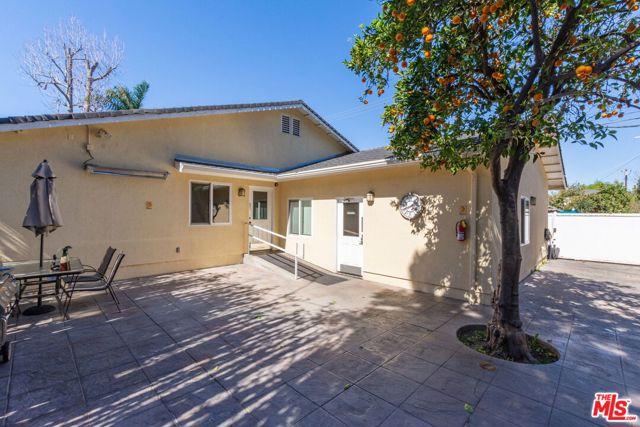 6956 Bertrand Avenue, Reseda CA: https://media.crmls.org/mediaz/74c00440-93bc-409f-a45e-434e7df16f21.jpg