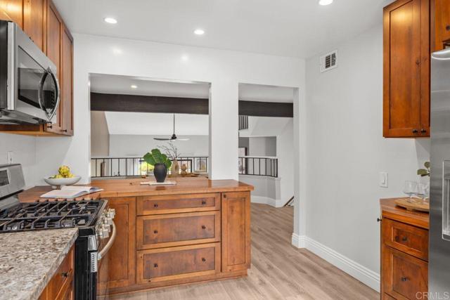 3330 Caminito Eastbluff, La Jolla CA: https://media.crmls.org/mediaz/74c04306-18ce-4301-a224-0176afc15d3e.jpg