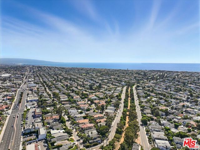 3200 Elm Avenue, Manhattan Beach CA: https://media.crmls.org/mediaz/74c25083-9bdc-4a44-adf1-2cc704eb529c.jpg