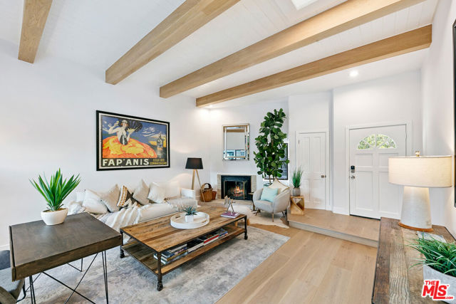 6502 Dume Drive, Malibu CA: https://media.crmls.org/mediaz/74c2ca84-f524-4d83-a791-6d2e3719127e.jpg