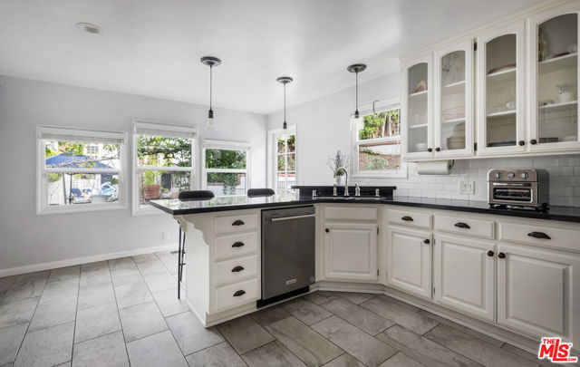 13324 Valley Vista Boulevard, Sherman Oaks CA: https://media.crmls.org/mediaz/74c2ddf0-aa7b-4b25-a026-2d8362bb1438.jpg