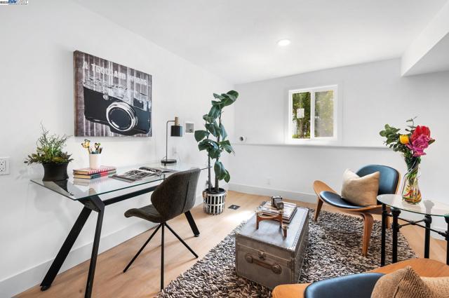 282 Bright St, San Francisco CA: https://media.crmls.org/mediaz/74c310fd-bf4d-490a-8400-cd724730ba55.jpg
