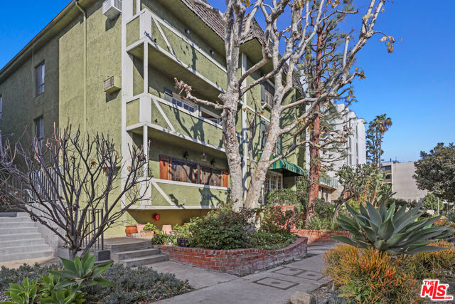 10965 Rochester Avenue, Los Angeles CA: https://media.crmls.org/mediaz/74c7a60d-c0c3-4389-8364-7f8d3e31e6a8.jpg