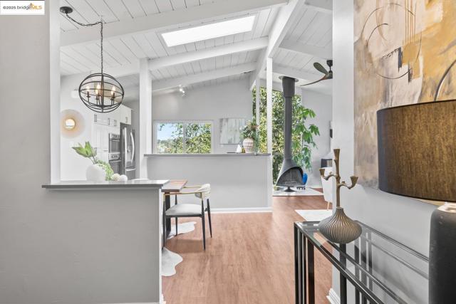 6533 Chelton DR, Oakland CA: https://media.crmls.org/mediaz/74c93042-c7d9-47cf-80b3-5175e3a99877.jpg