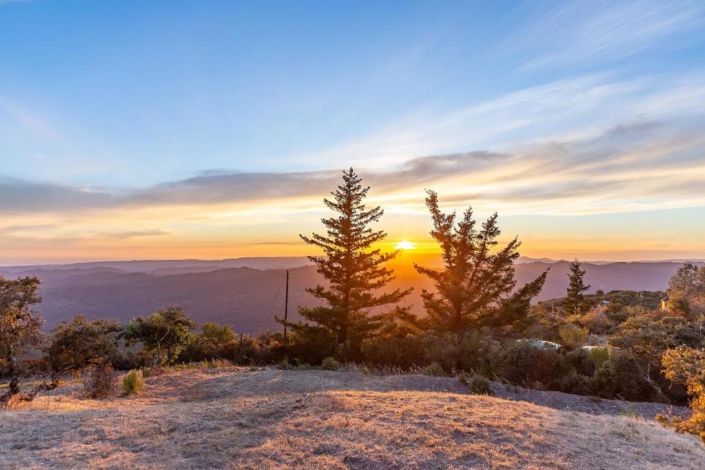 https://media.crmls.org/mediaz/74cad31a-7ca3-4c5f-ba7f-4b1d34e60686.jpg?preset=X-Large