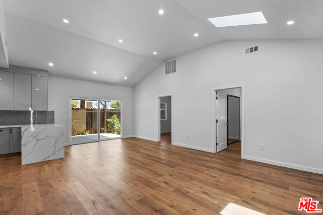 11028 Califa Street photo 6