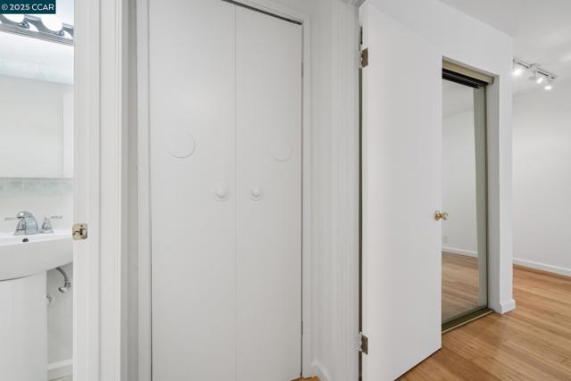 150 Pearl St, Oakland CA: https://media.crmls.org/mediaz/74cdf79a-8845-4c44-98b0-576b116efb14.jpg