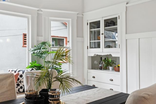 3206 Garfield Ave, Alameda CA: https://media.crmls.org/mediaz/74cee64e-97a4-4b16-8898-3dfb3875058f.jpg