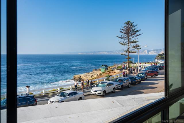 939 Coast Blvd, La Jolla CA: https://media.crmls.org/mediaz/74cf2592-e2ba-4b10-8a1f-da4c941c6f88.jpg