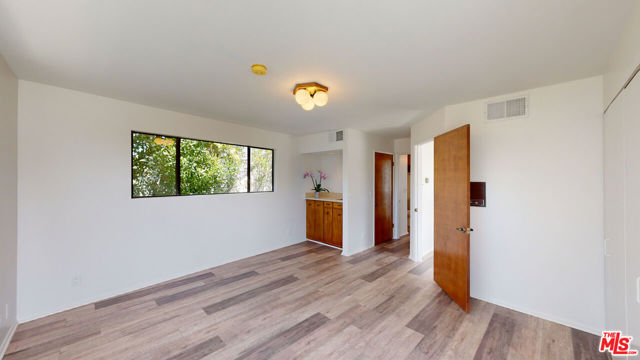 525 N Rexford Drive, Beverly Hills CA: https://media.crmls.org/mediaz/74cf8c63-634b-4549-9dba-de3f1986f9cd.jpg