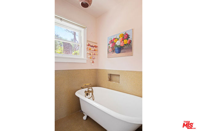 6196 Oak Crest Way, Los Angeles CA: https://media.crmls.org/mediaz/74d00670-4cda-48d8-9b19-bf4e0b664c40.jpg