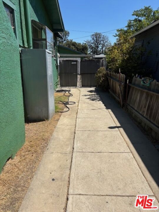 6330 S Harcourt Avenue, Los Angeles CA: https://media.crmls.org/mediaz/74d08ce3-3a6f-49c2-8f44-2f4fbcb0e9a7.jpg