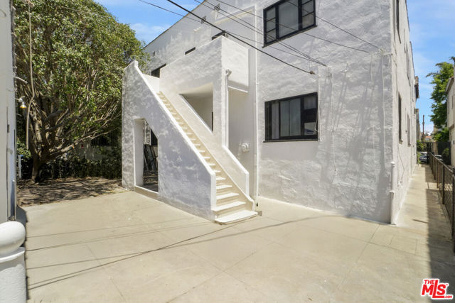 351 N Orange Grove Avenue, Los Angeles CA: https://media.crmls.org/mediaz/74d0c2dc-1bbd-448a-b188-e3c9338941bb.jpg