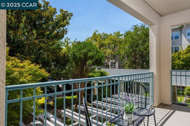 1860 Tice Creek Dr, Walnut Creek CA: https://media.crmls.org/mediaz/74d0e6ff-7a6c-4b75-9af3-afc29091415f.jpg