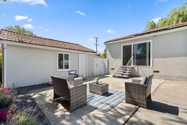 955 Maud Ave, San Leandro CA: https://media.crmls.org/mediaz/74d1633a-81d4-416a-aaa6-5e2861e7864b.jpg