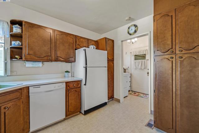 2863 Burton Dr, Oakland CA: https://media.crmls.org/mediaz/74d19066-f992-4999-9e17-d716b169b269.jpg