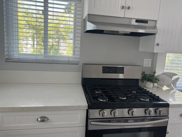 752 E Avenue, Coronado CA: https://media.crmls.org/mediaz/74d304ee-1a74-4137-8787-dd84b036faca.jpg