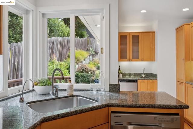 6141 Broadway Ter, Oakland CA: https://media.crmls.org/mediaz/74d3ca10-157a-4a6f-979c-bbe4488d09b7.jpg