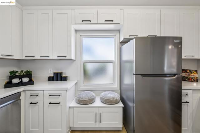 904 41st St, Oakland CA: https://media.crmls.org/mediaz/74d4177c-c0e7-4307-8871-74d2b128a56e.jpg